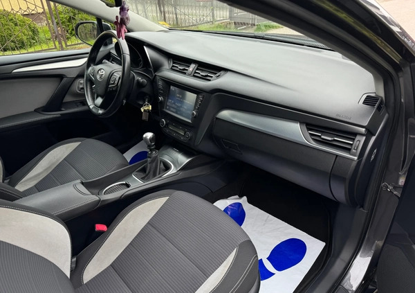 Toyota Avensis cena 59999 przebieg: 123400, rok produkcji 2018 z Knurów małe 704
